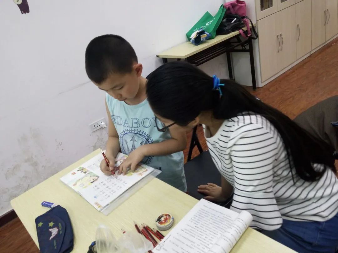 家教老师为学生提前预习小学语文