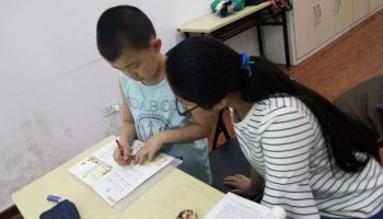 家教老师为学生提前预习小学语文